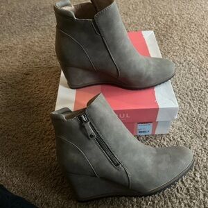 SOUL Naturalizer Gray Wedge Ankle Boots